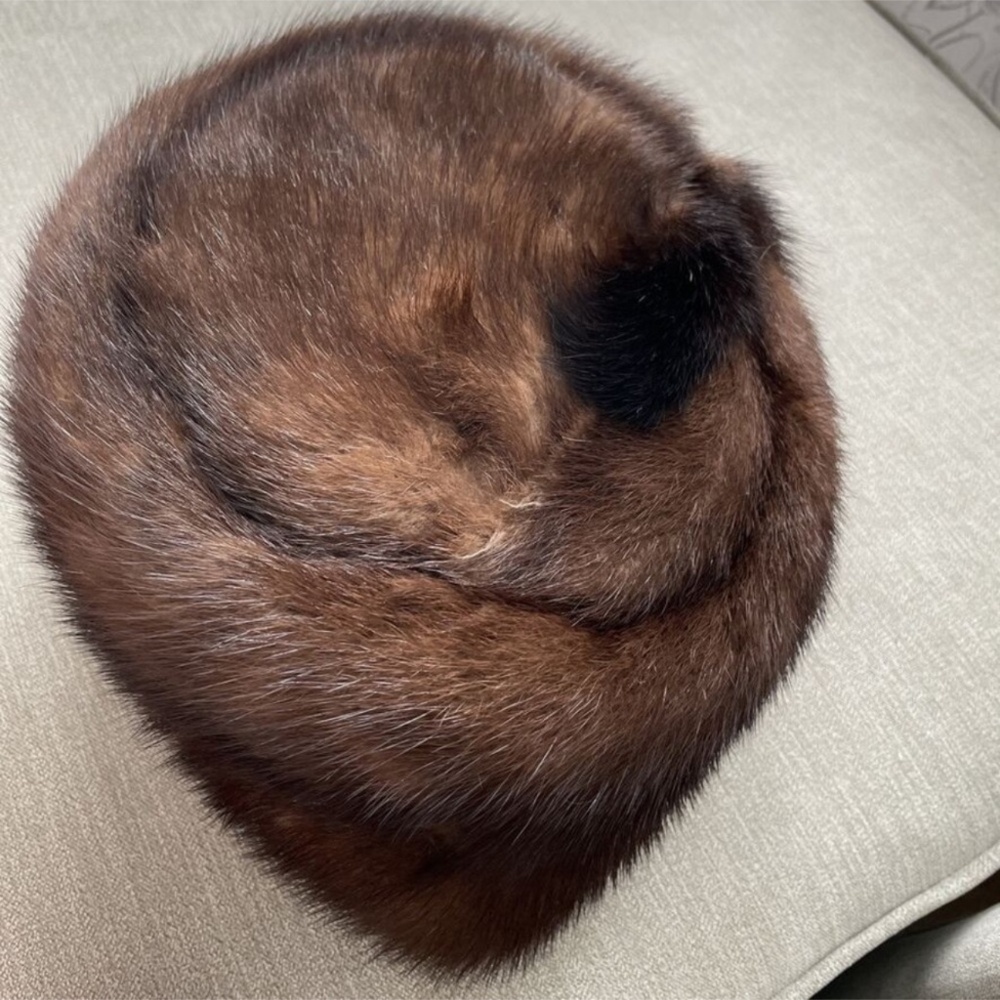 Real MINK SIBERIAN fur vintage hat, this is amazing vintage size small hat,